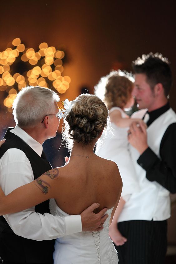 50 Family Wedding Photo Ideas & Poses {Bridal Must Do