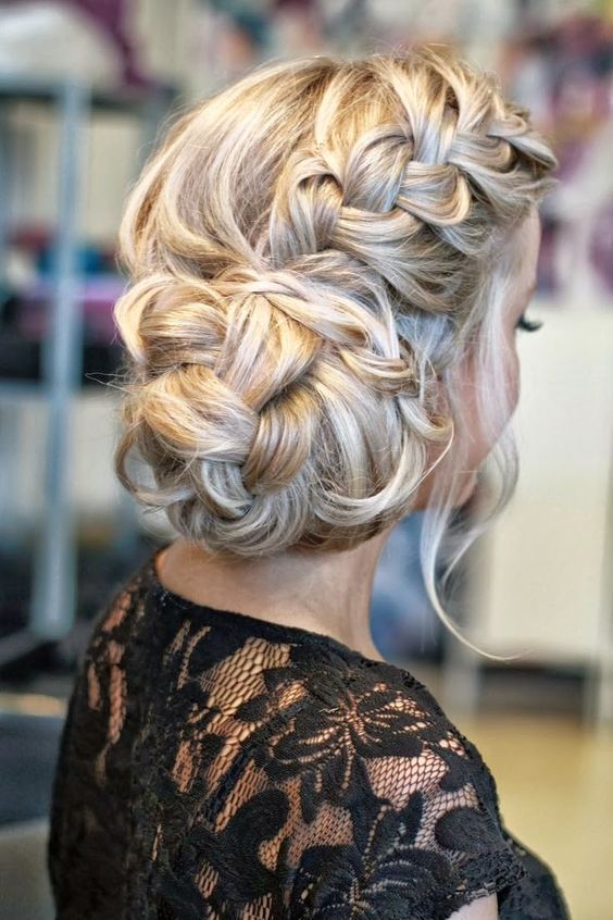 Elegant long wedding hairstyle idea