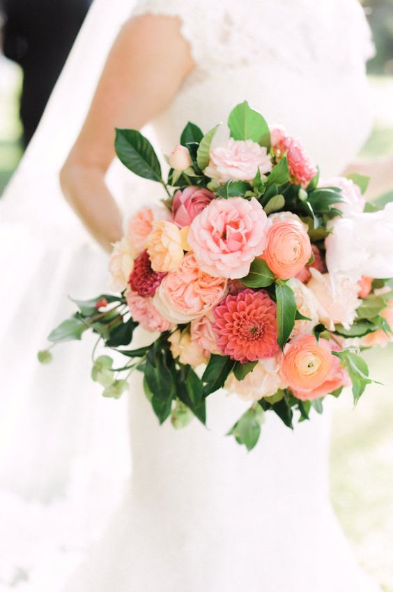 Colorful pink and coral summer bouquet via Vasia