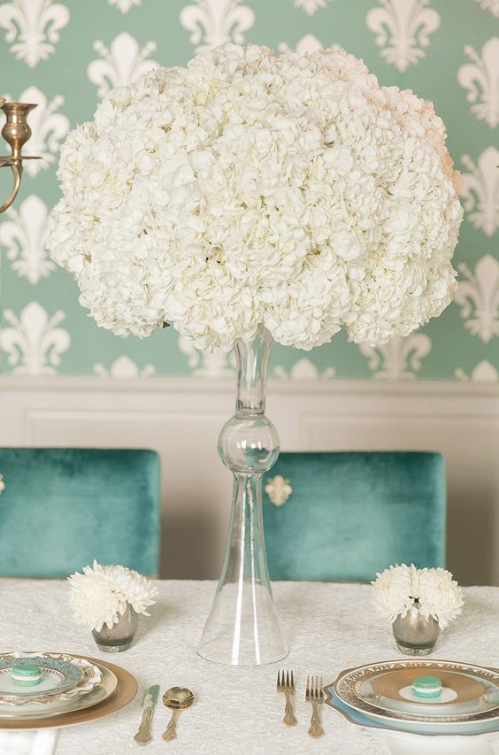 hydrangea white flwoers wedding centerpiece