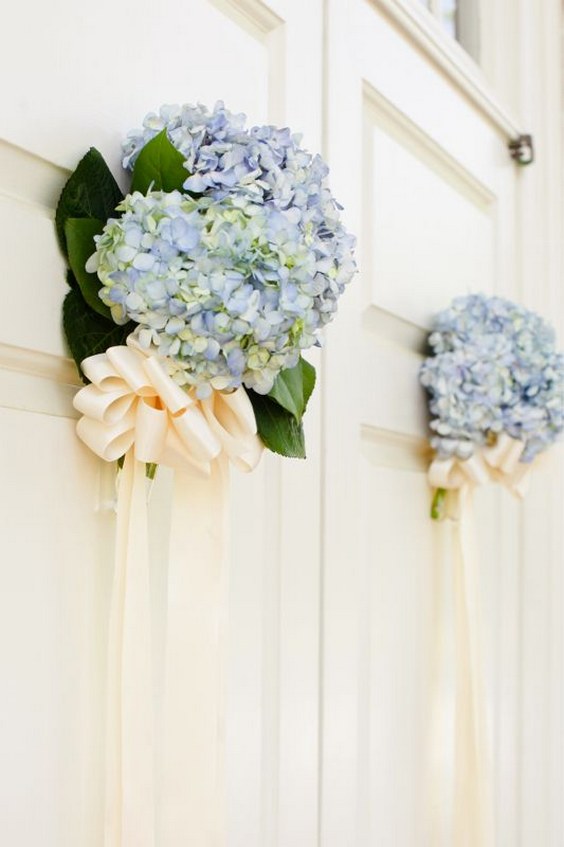 creative idea to decorate even the doors with fresh flowers