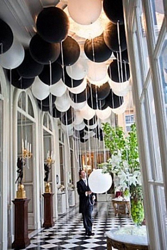 balck and white balloons wedding decor