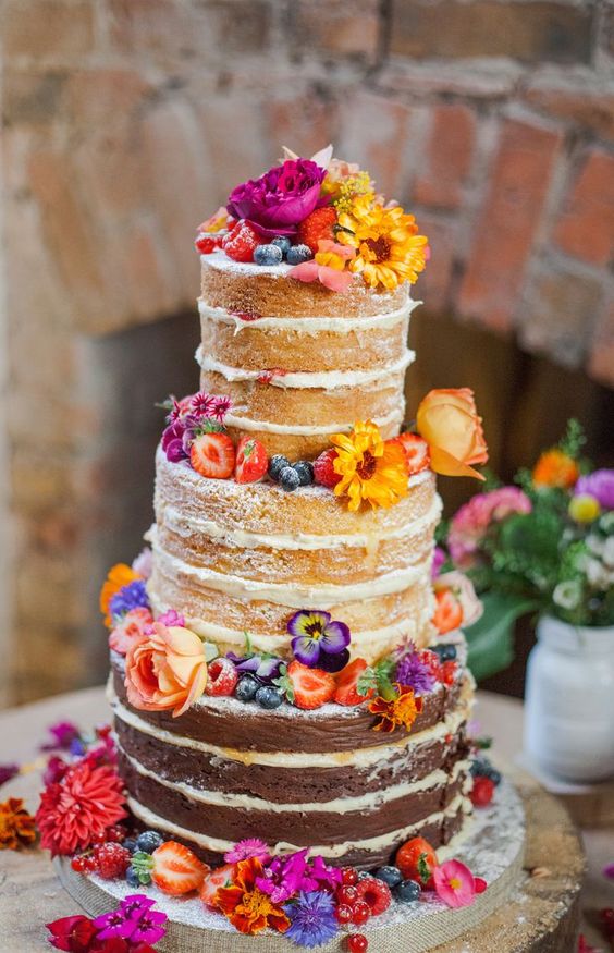 Decorating cakes with real flowers