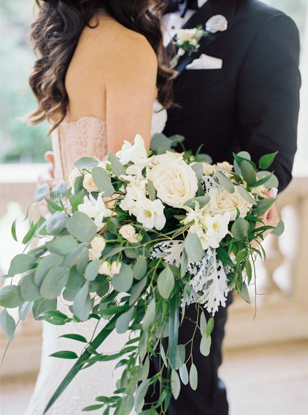 cream and green organic wedding bouquets ideas
