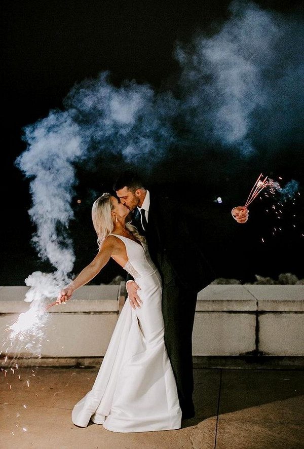 creative wedding kiss photos kiss with sparkler gracetphotography