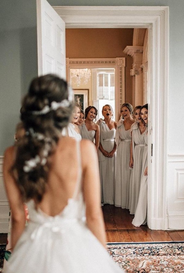 Photos of the bride with her friends are included in the list of mandatory during the wedding day