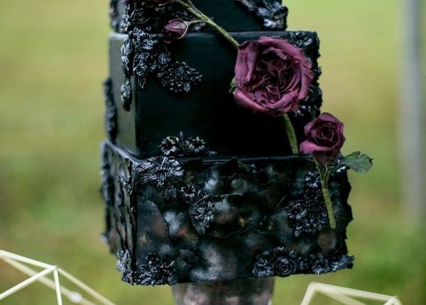 black and burgundy weddig cake