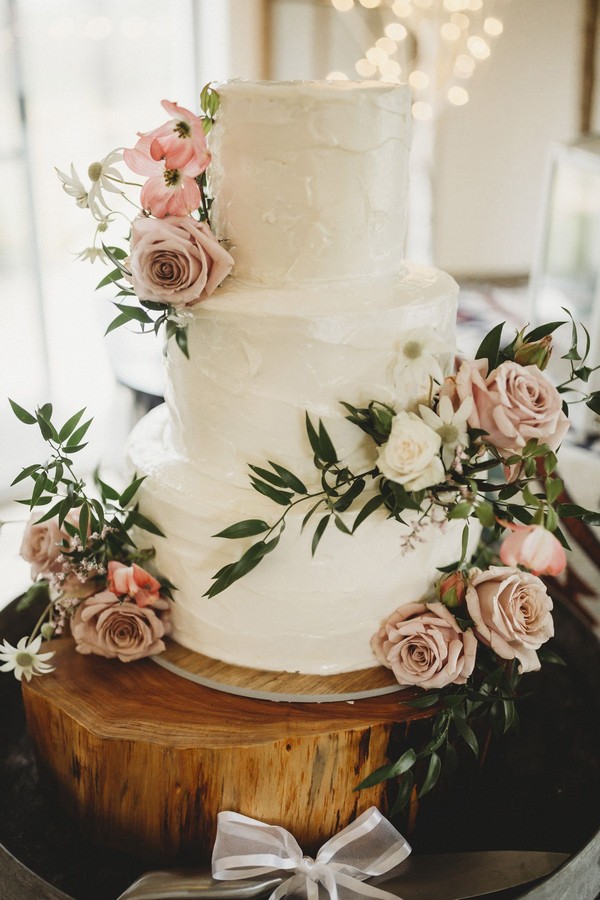 17 Three-Tier Wedding Cakes That Make Show-Stopping Desserts