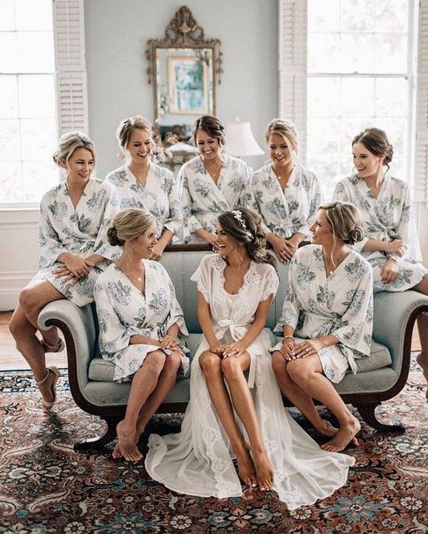 getting ready wedding photo ideas with bridesmaids2