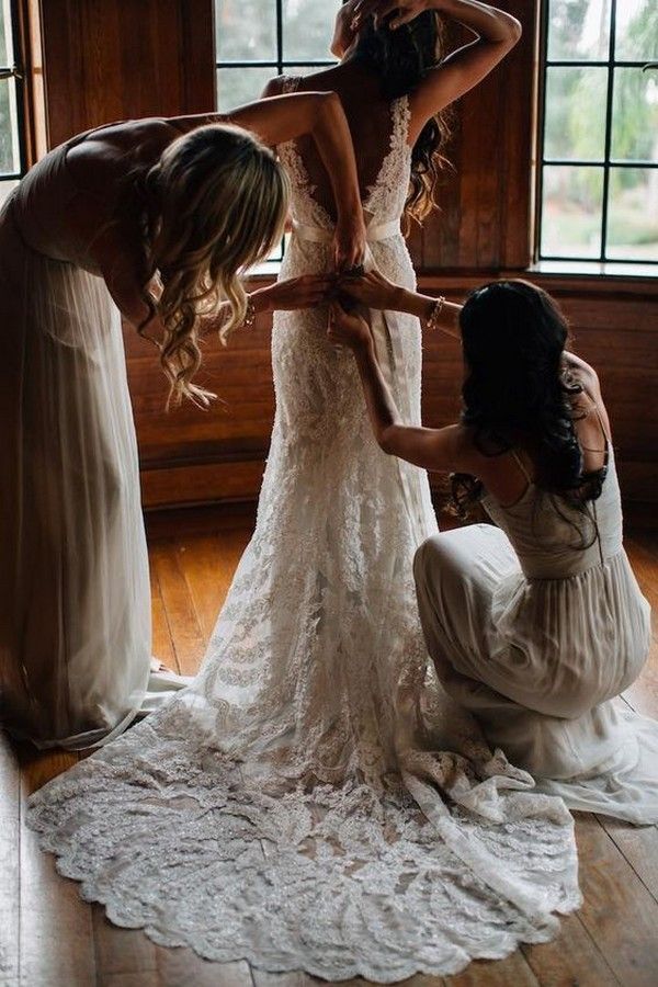 getting ready wedding photo ideas with bridesmaids3