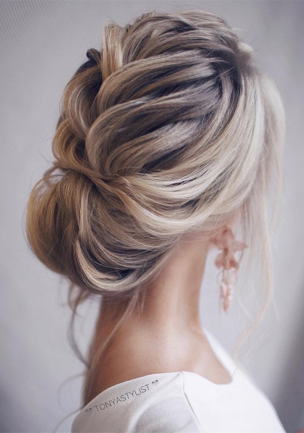 20 Trendy Low Bun Wedding Updos and Hairstyles 2023