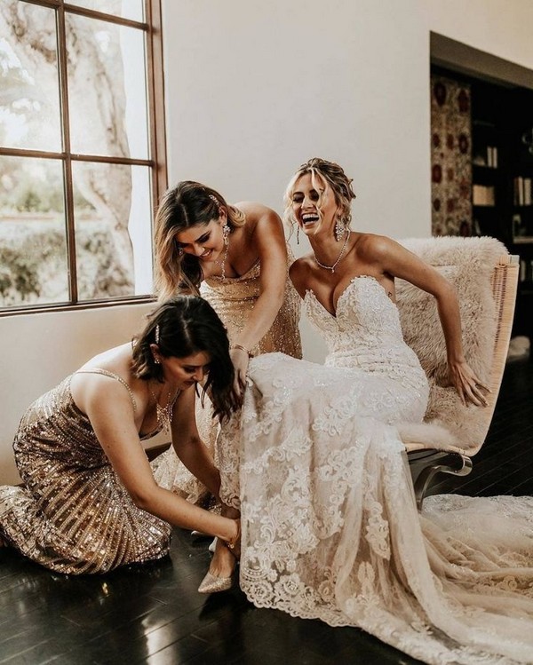 wedding photo ideas with bridesmaids getting ready2