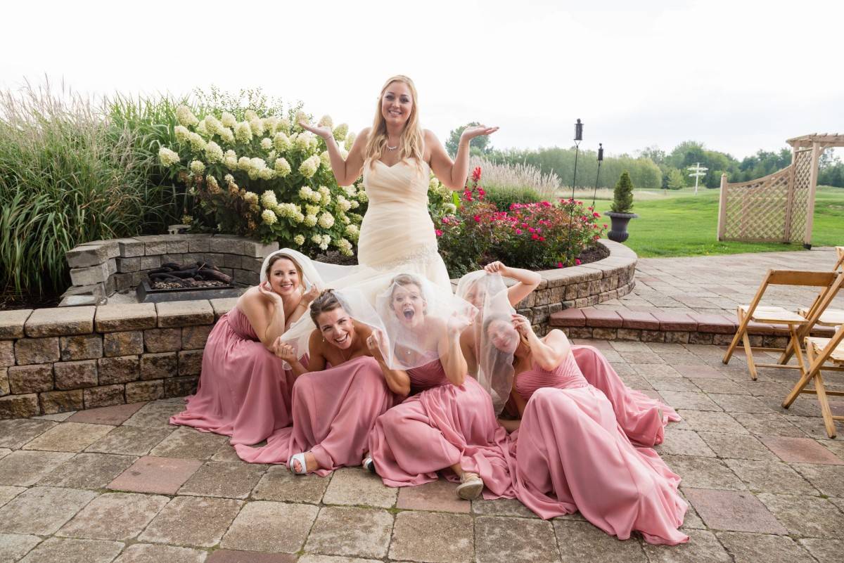 10 Easy & Stylish Poses for Your Bridal Party | Wedding Tips