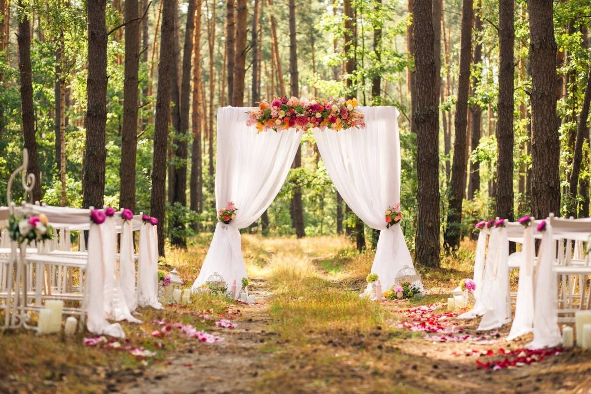 Beautiful Altar and Aisle Decorations for Your Wedding Ceremony