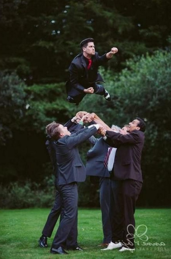 fun groomsmen wedding photo ideas2