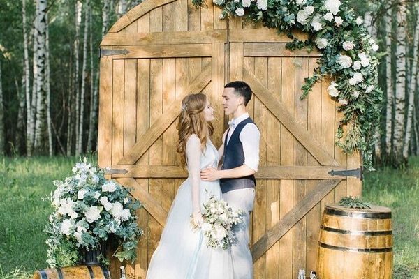 22 Rustic Old Door Wedding Backdrop And Ceremony Entrance Ideas