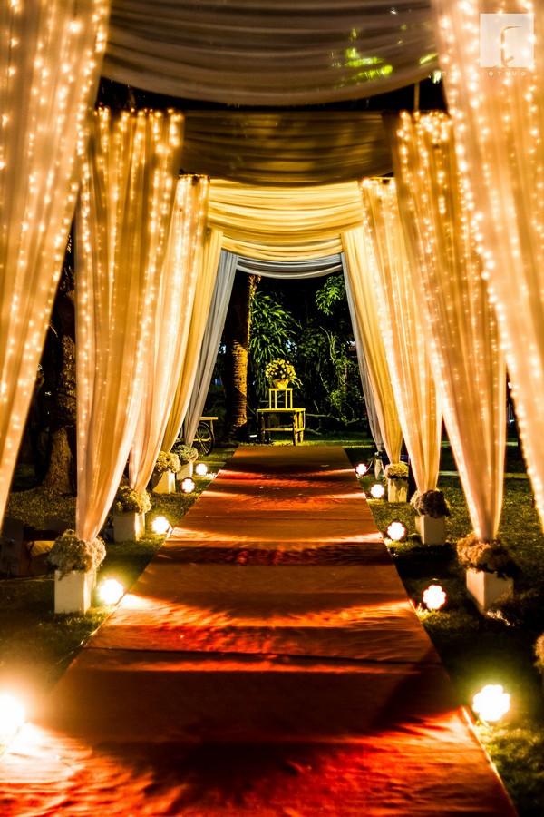 Night wedding ceremony aisle and backdrop ideas 17
