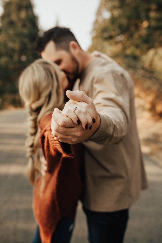 ️ Top 25 Romantic Fall Engagement Photos 2023 Hi Miss Puff