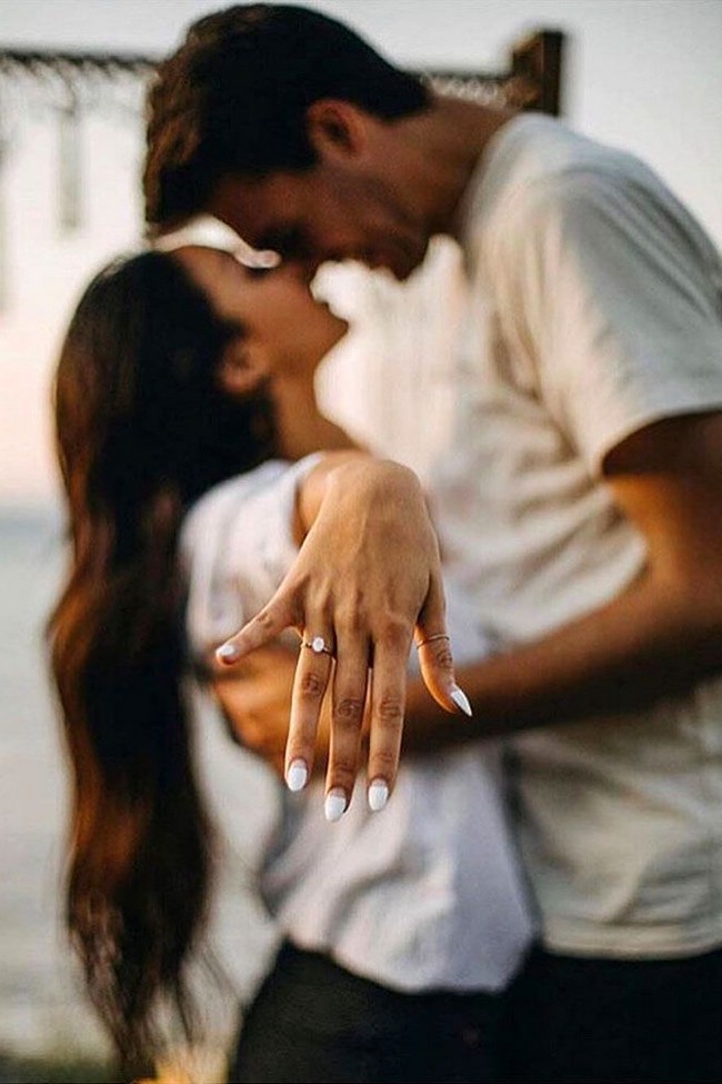 Fall Engagement Photo Ideas #engagement #photos #fall #autumn #engagementphotos