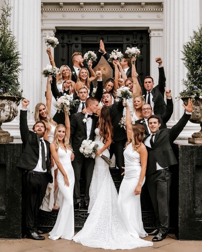 Wedding photos with bridesmaid and groomsmen #wedding #photo #weddingphotos #weddingideas