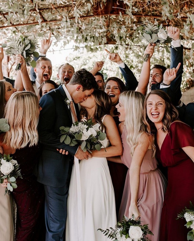 Wedding photos with bridesmaid and groomsmen #wedding #photo #weddingphotos #weddingideas