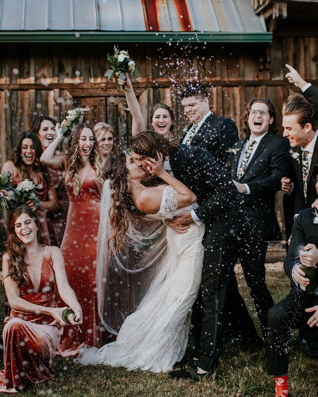 Wedding photos with bridesmaid and groomsmen #wedding #photo #weddingphotos #weddingideas