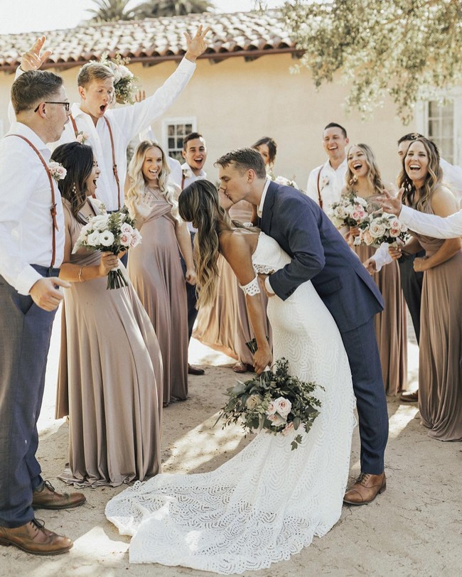 Wedding photos with bridesmaid and groomsmen #wedding #photo #weddingphotos #weddingideas