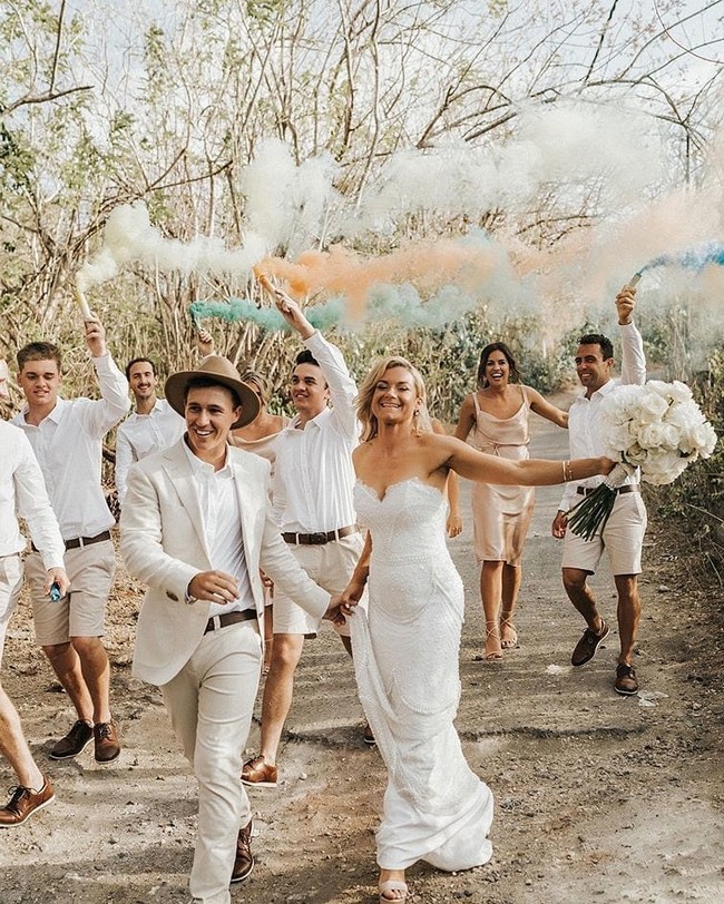 Wedding photos with bridesmaid and groomsmen #wedding #photo #weddingphotos #weddingideas