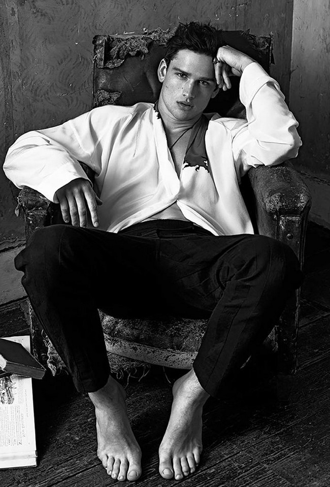sexy wedding pictures sexy groom in armchair Philippe Vogelenzang