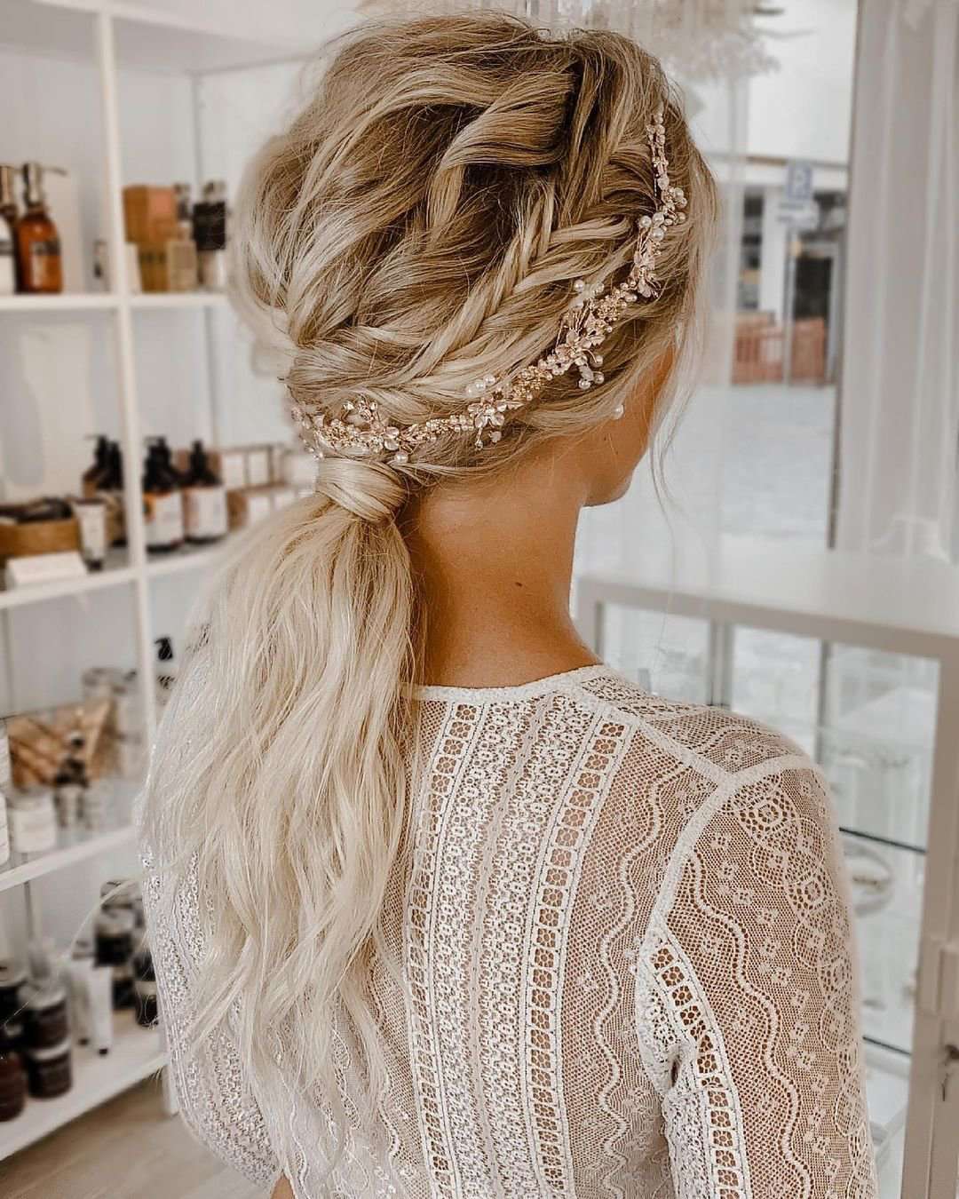 Top 11 Bridal Hairstyles For Curly Hair To Rock On Your D-Day!