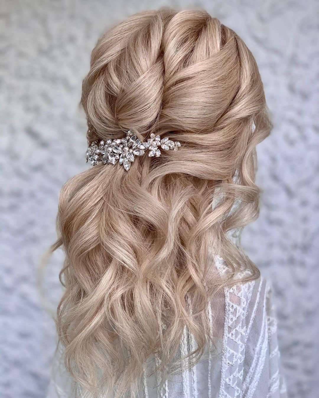 30+ Mother Of The Bride Hairstyles 2024 [Guide & Tips]