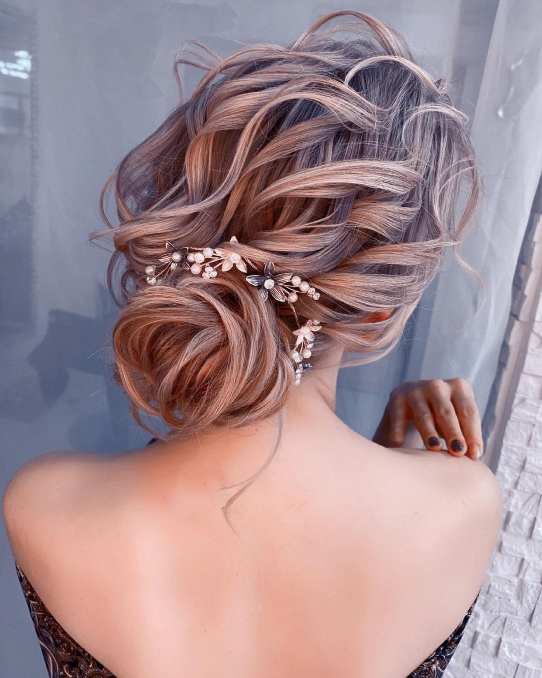 10 Easy Yet Stunning Wedding Hairstyles for Brides with Curly Hair - Wedded  Wonderland