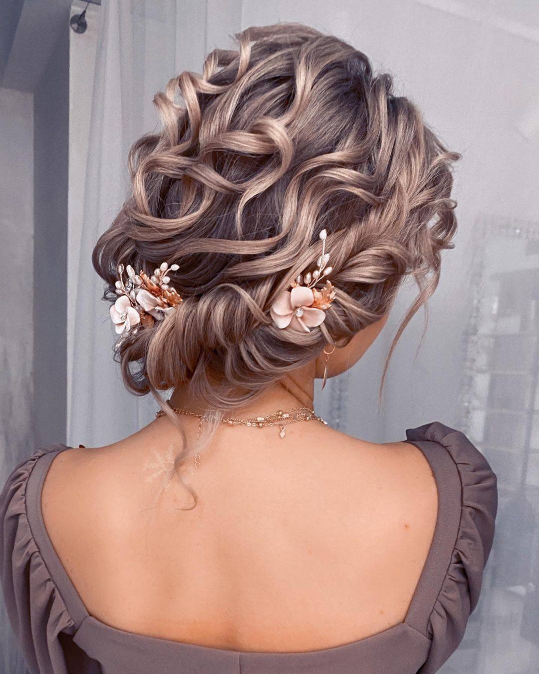 Wedding Hairstyles For Curly Hair 2023 [Guide & Tips]